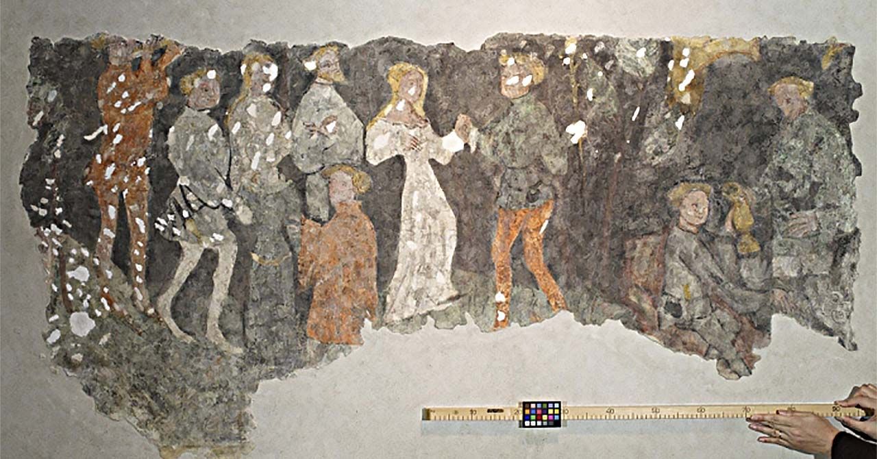 壁画的一大块，画的是一群人，中间围着一男一女牵着手。一个人在壁画下面举着一根标尺。标尺上附有一个颜色匹配的小网格。