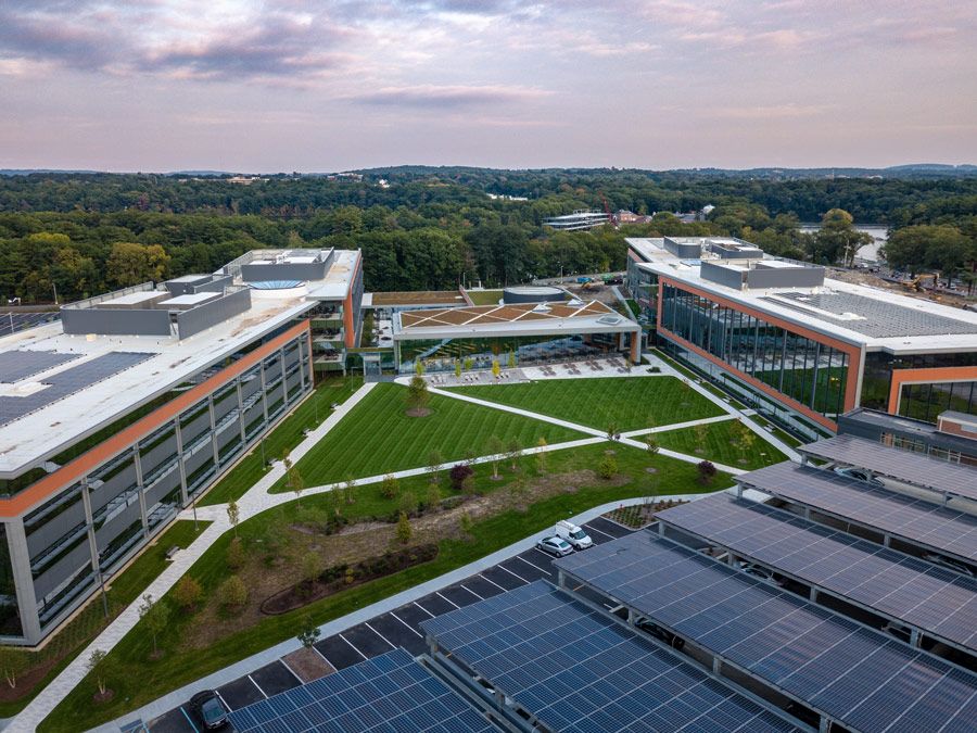 MathWorks校园建筑屋顶上的太阳能电池板。