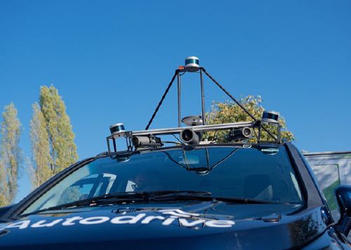 多台激光雷达安装在车顶上。