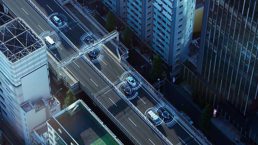 从上面看到的城市街道，道路上有汽车，每辆车周围都有传感器。