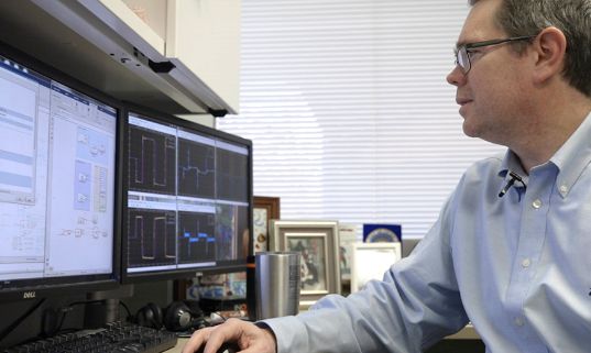 科特斯泰特坐在他的办公室里。左边的电脑屏幕上显示的是Simulink实时模型。