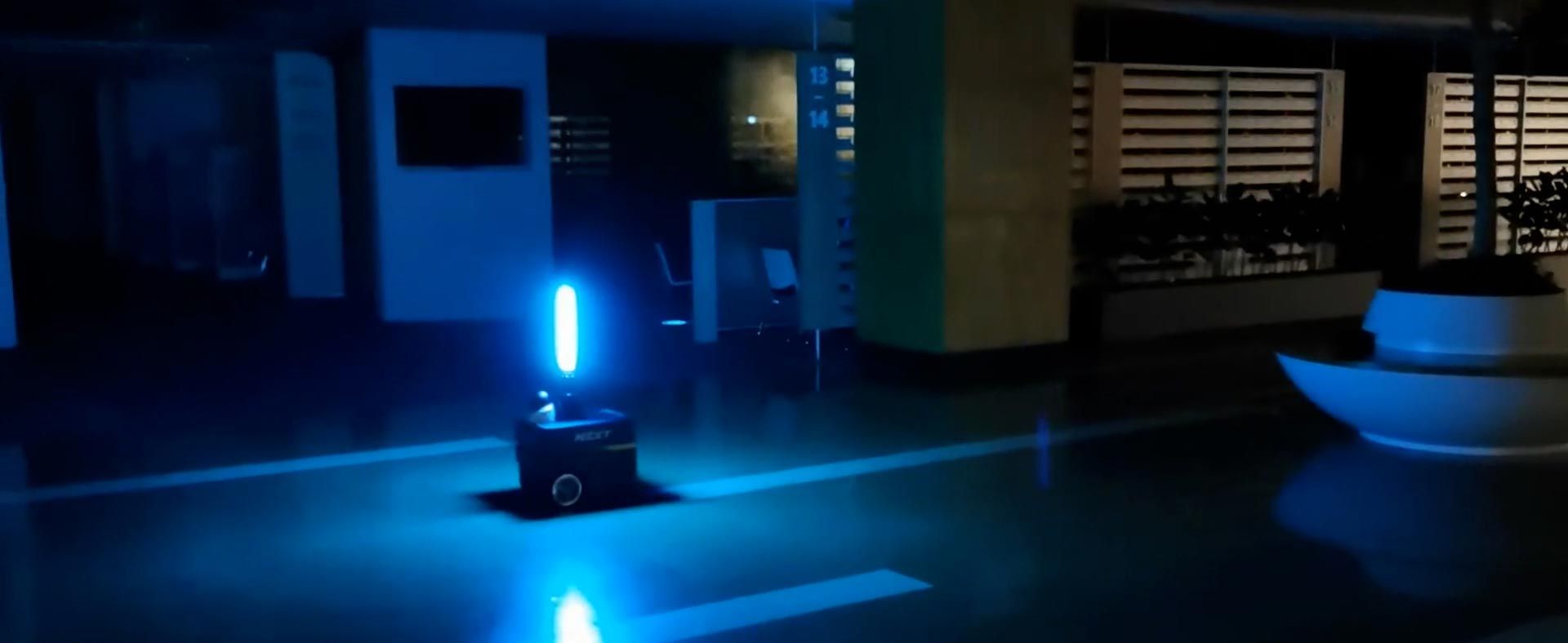 一个安装有紫外线灯的自主机器人在商业空间内为建筑内部消毒。