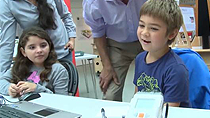 看看在剑桥科学中心项目LEGO Mindstorm NXT的教育研讨会上的孩子们是如何使用Simulink执行一系列任务的。