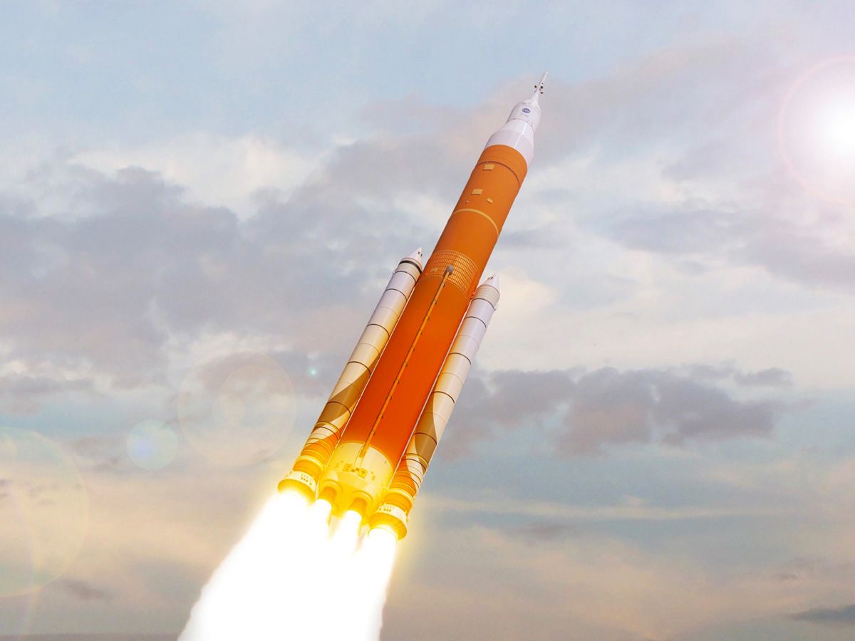 太空发射系统(S L S)火箭向云层发射。
