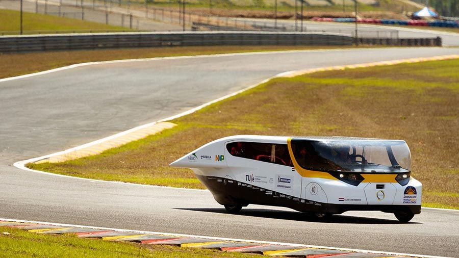 2013年普利司通世界太阳能挑战赛赛道上的斯特拉太阳能车。