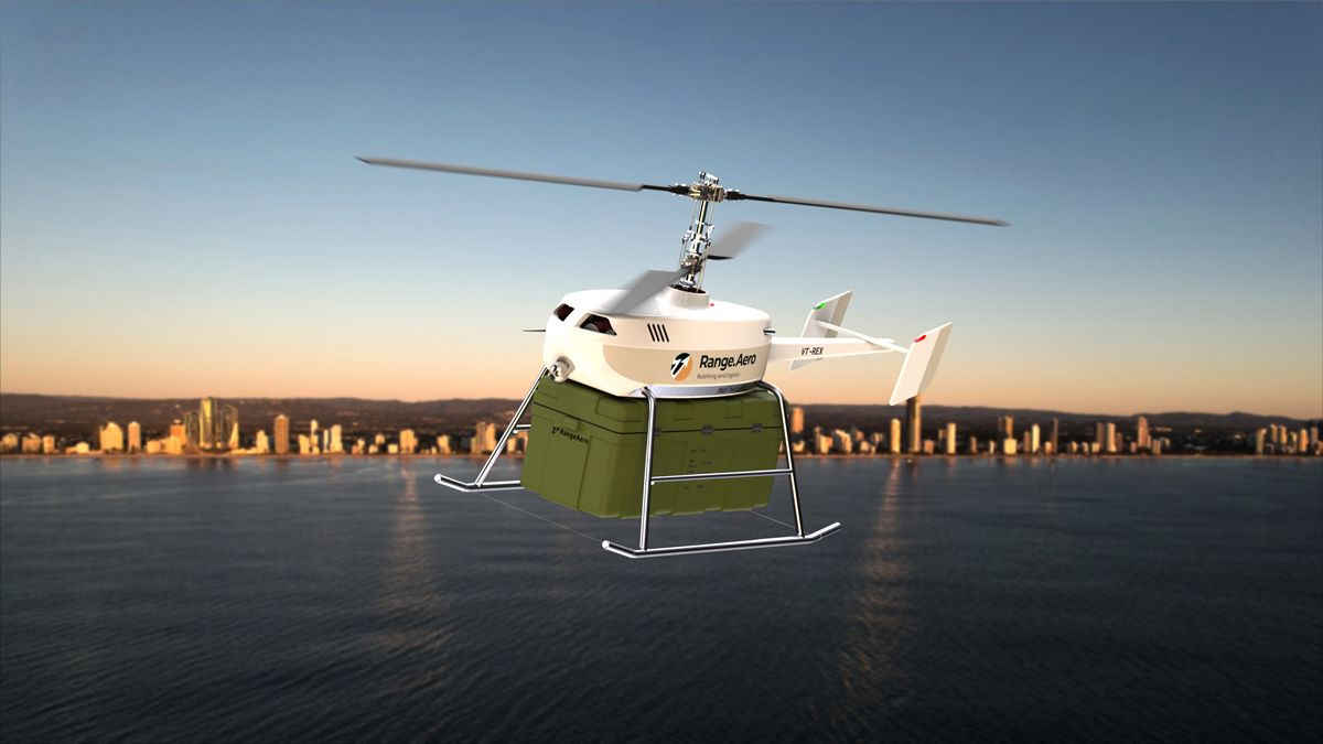 一架自动直升机飞过城市附近的水面，运送一个大板条箱。