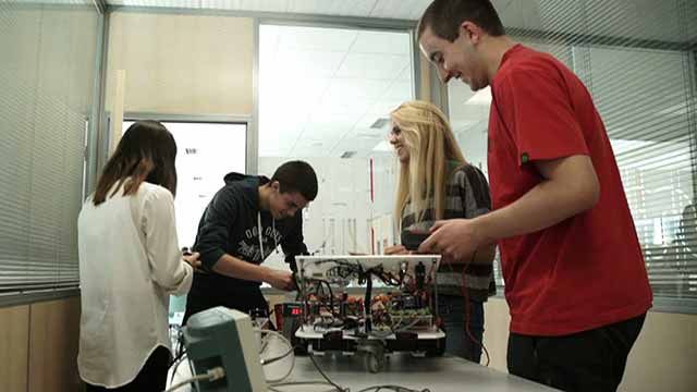 校内对MATLAB和Simulink的访问使蒙德拉贡大学能够开发一种应用教学方法来培养学生的实际工程技能。